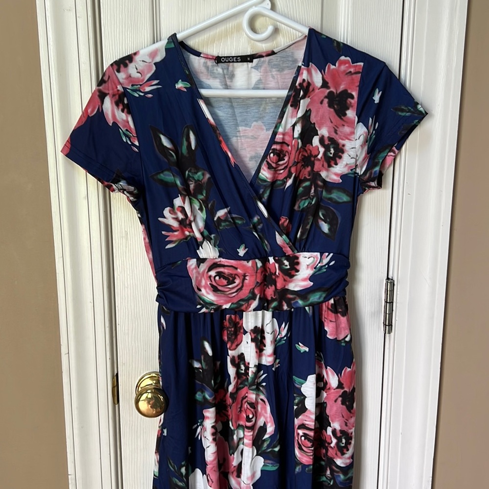 Size medium dress with pockets. Tag still on